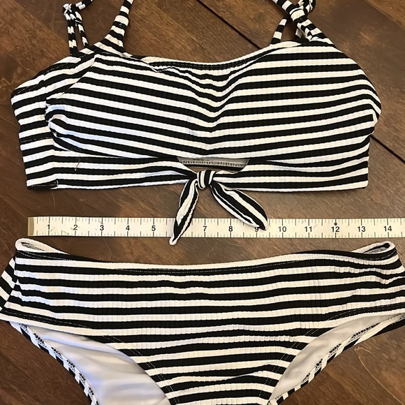 Black and white bikini - Picture 7 of 10